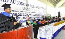5) La graduanda de Postgrado, Carla Mariel Rodríguez Ortega, cuya calificación fue la más alta, pronuncia algunas palabras de agradecimiento en nombre de sus compañeros.