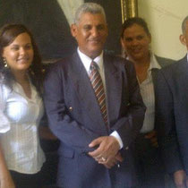 El gobernador de la provincia Independencia, profesor Vianey Medina,