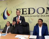 Diómedes Núñez Polanco, Juan de los Santos y Víctor D´Aza, durante la firma del convenio.