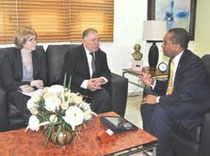 El rector de la UASD, maestro Mateo Aquino Febrillet, mientras conversa con el embajador de los Estados Unidos en el país, durante una visita que éste le giró en su despacho. Observa en el extremo izquierdo, la agregada cultural de la embajada Katherine