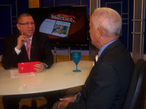 Momentos en que el periodista Balbueno Medina, entrevista al empresario Manuel Cabrera, en su programa Agenda Semanal .