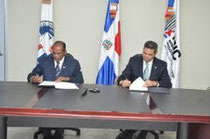 Pedro Esteban Matos, presidente de ICPARD y Vinicio Mella, viceministro de Desarrollo Industrial del MIC 2