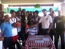 Los miembros del equipo recibiendo el trofeo obtenido en la competencia
