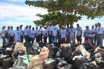 Empleados del CAC participan en las labores de limpieza de la playa Saladilla en la costa de Barahona en el Día Internacional de Limpieza de Costas.