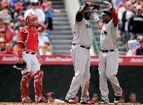 AL FIN. Carl Crawford es felicitado por David Ortiz, luego de pegar su primer cuadrangular en uniforme de los Medias Rojas de Boston. Observa Jeff Mathis, receptor de los Angelinos. (AP / MARK J. TERRILL