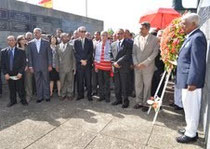Autoridades de la UASD, encabezadas por el rector magnífico Mateo Aquino Febrillet, mientras depositan una ofrenda floral en conmemoración del 53 aniversario de la expedición del 14 de Junio.