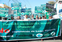 Militantes del Pasove proceden a entregar documento en Falcondo