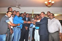 El rector de la Uasd,Aquino Febrillet, recibe la copa que acredita al equipo de esa institución como campeón del beisbol superior del Distrito Nacional.