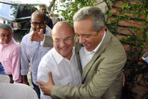 Abrazo entre el ex presidente Hipólito Mejia y el y el Lic. Hatuey De Camps al momento de Mejìa llegar a la residencia de Hatuey en uno de los encuentros sostenidos con líderes políticos de la nación.
