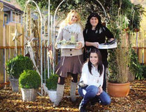 Im neu geschaffenen Bluamahüsli-Garten: Floristin Linda Bon (links) und San- dra Riederer vom Hair Shop Kick-Down mit Lehrtochter Sandra erwarten für Sonntag viele Besucher.
