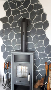 Kamineinbau mit individueller Wandgestaltung