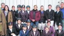 Die erfolgreichen Teilnehmer am Dressur und Springlehrgang des RFV Klettgau-Bühl mit dem Lehrgangsleiter Seppi Schellhorn (rechts hinten) und den Prüfungsrichtern Sonja Pilton, Hannes Wendt (von links hinten). Bild: Person
