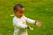 ein kleiner Junge ist begeistert von den fliegenden Seifenblasen
