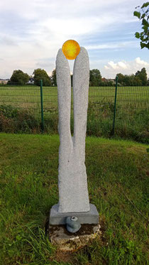 Stele mit Glasscheibe 