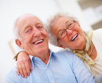 In zwei Stunden feste Zahnprthesen mit Mini-Implantaten. Zahnarzt, Augsburg (© Yuri Arcurs - Fotolia.com)