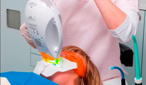 in einer Stunde zu strahlend weissen Zähnen (© Foto: Initiative proDente e.V.)
