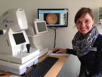 Unsere Optometristin Sarah Marie Gloyer empfiehlt regelmäßiges optometrisches Glaukomscreening. Vereinbaren Sie einen Termin!
