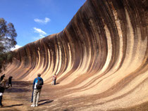パースから南東へ約350kmにあるWave rock