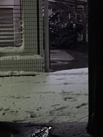 マツエ時計店の横の道の雪