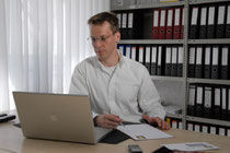 R. Born im Büro