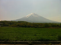 近くにみる富士山