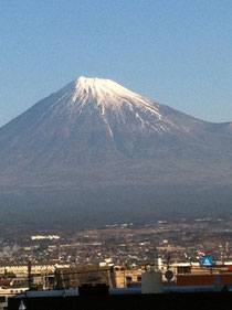 学校の屋上から見る富士山
