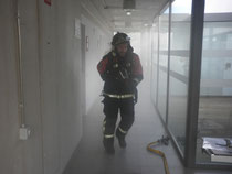 Los bomberos entrando al centro