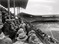 Il pubblico ad una partita di baseball anni 30/40 tutti con cappello