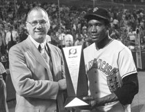 Bobby Bonds riceve dal Commissioner Bowie Kuhn, il trofeo Most Valuable Player alla All Star Game del 1973 (The Associated Press)