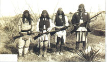 Indiani Apache con il grande Geronimo (il primo sulla destra) Clicca sulla foto per ingrandire