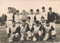 Una squadra del "Boschetto" primi anni sessanta. Il secono accucciato da destra è Kiko Corradini il grande lanciatore del Bologna e della Nazionale degli anni 70