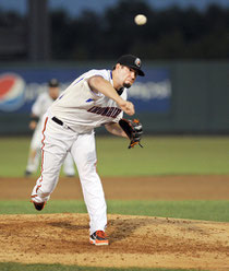 Jason Hammel sul monte di lancio con gli Ironbirds. Dietro si intravvede Federico Castagnini in seconda base