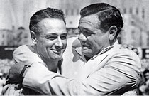 L'abbraccio di Babe Ruth a Lou Gehrig il 4 Luglio del 1939