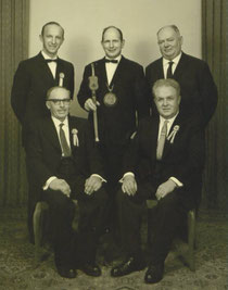 1954 Sitzend von links: Altzunftmeister Wicki Julius, Altzunftmeister Unternährer Karl. Stehend von links; Altzunftmeister Wigger Leo; Zunftmeister Jenny Franz; Altzunftmeister Theiler Josef.