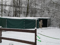 großer Unterstand mit hochrollbaren Wänden