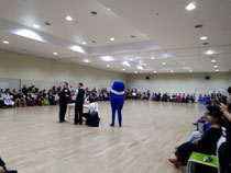 写真は抽選会の様子。広々としたフロアで、たくさんのお客様が踊って賑わいました♪