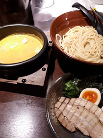 濃厚なカレーのいい匂い、麺がよく絡み、そして香ばしいチャーシューもおいしい💓