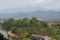 Blick über den Nam Song und Vang Vieng