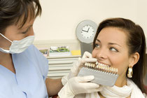 Sicherer als Selbstversuche: Bleaching beim Zahnarzt in Weiden (© Christoph Haehnel - Fotolia.com)