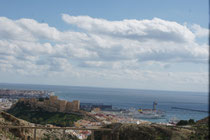 Almeria mit Hafen im Hintergrund