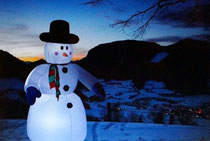 Schneemann beleuchtet
