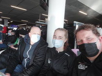Coach Frank, Lisa und Papa René kurz vorm Boarding am Flughafen Frankfurt