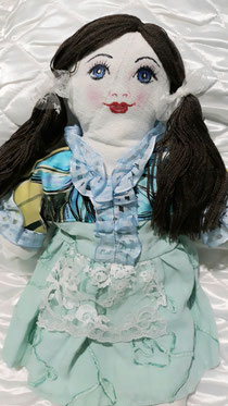 Bambola di stoffa riciclata . Non più disponibile