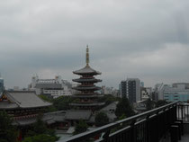 　　　　　　　　　　　梅雨空の浅草寺