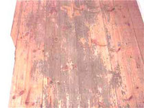 Holzfussboden mit alter, abgenutzer Versiegelung schleifen