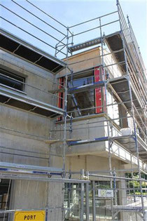 Un bel oriel surplombe l'avant du bâtiment