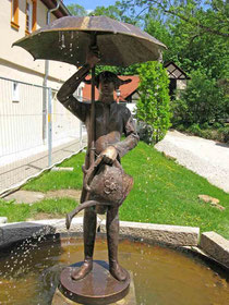 © Traudi – Burgruine Staufeneck, Skulptur im Burghof