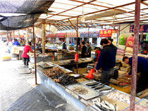 Markt auf der anderen Straßenseite