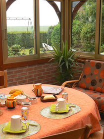 Servi en été dans la véranda, petit déjeuner savoureux avec vue sur le jardin  