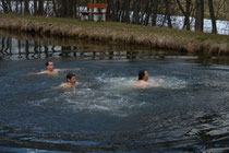 Werner, Hermann und Heinz im 4 Grad kalten Wasser, Brrrrrr...